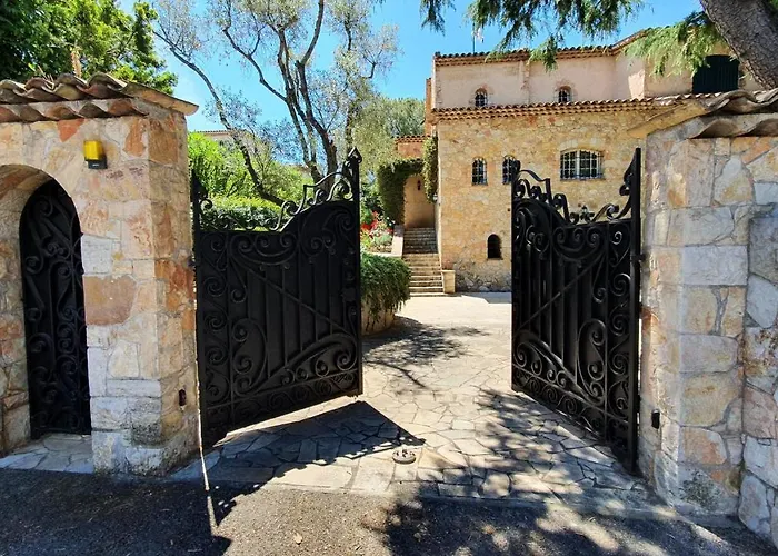 Vuyani Villa *
